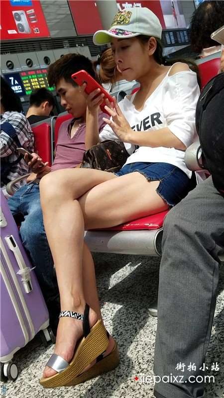 4k-牛仔热裤白皙嫩腿鸭舌帽美女