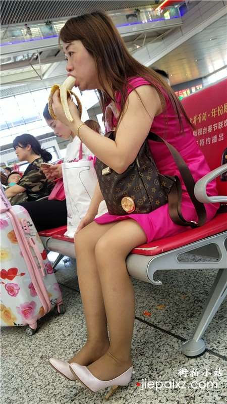 4k-吃香蕉的丝袜美腿少妇，你是不是也邪恶了？
