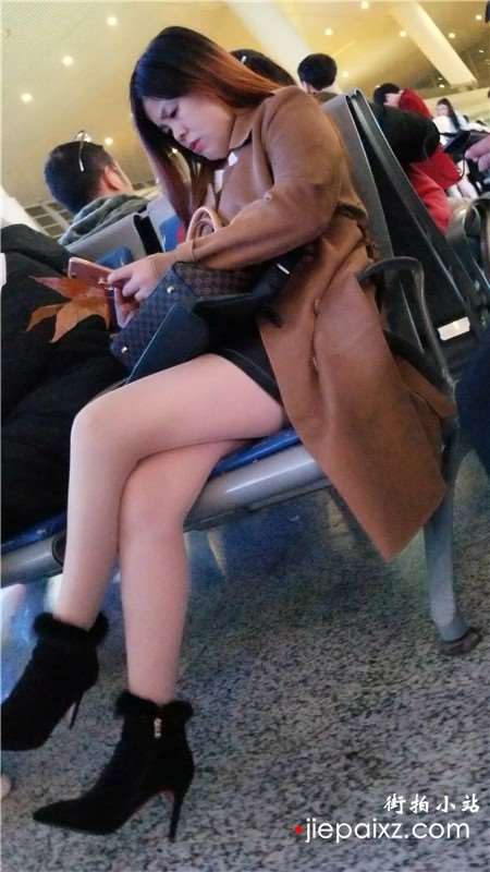 4k-候车室的白皙大长腿性感少妇