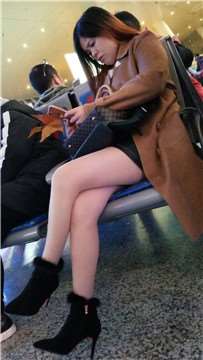 4k-候车室的白皙大长腿性感少妇