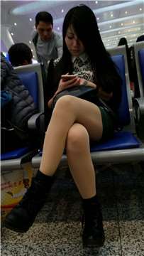 4k-高铁站候车室偶遇肉丝长腿大美女
