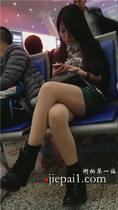 4k-高铁站候车室偶遇肉丝长腿大美女
