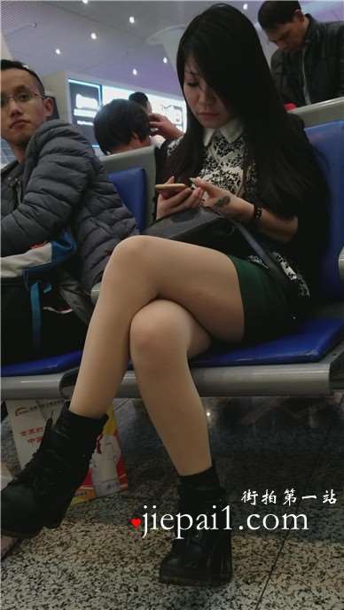 4k-高铁站候车室偶遇肉丝长腿大美女