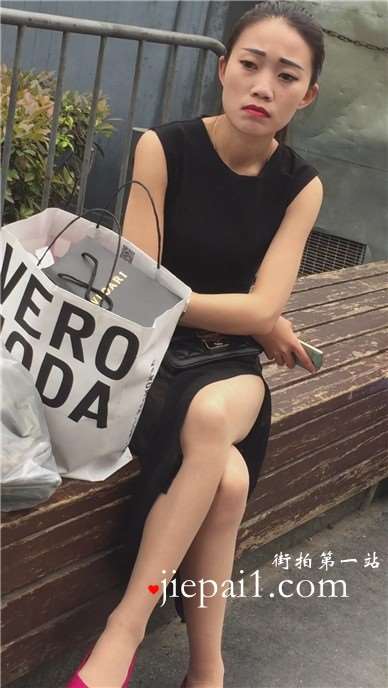 木椅子上休息的性感长腿红唇女神，肤白貌美。
