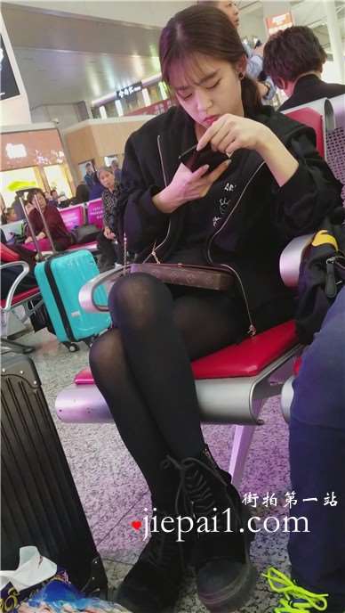 4k-候车室偶遇黑丝小萝莉美女，性感长腿颜值高。
