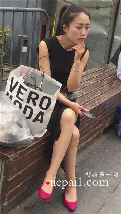 木椅子上休息的性感长腿红唇女神，肤白貌美。