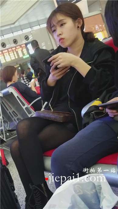 4k-候车室偶遇黑丝小萝莉美女，性感长腿颜值高。