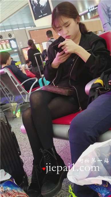 4k-候车室偶遇黑丝小萝莉美女，性感长腿颜值高。