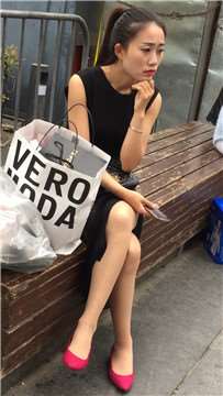 木椅子上休息的性感长腿红唇女神，肤白貌美。