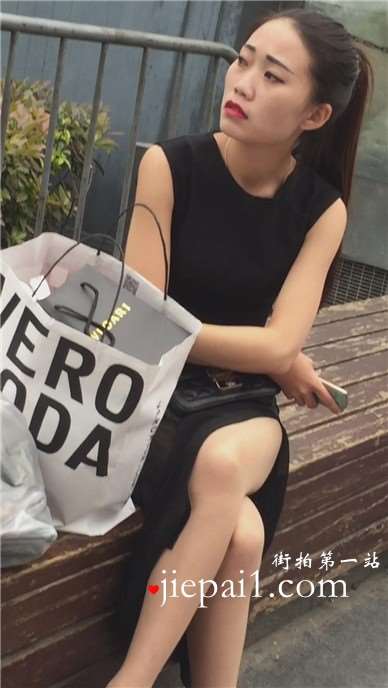 木椅子上休息的性感长腿红唇女神，肤白貌美。