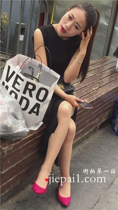 木椅子上休息的性感长腿红唇女神，肤白貌美。