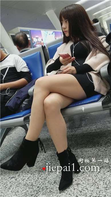 4k-高铁站候车室偶遇长腿高跟鞋甜美小萝莉美女，颜值超...