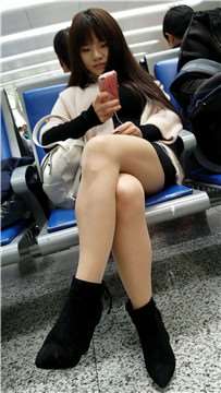 4k-高铁站候车室偶遇长腿高跟鞋甜美小萝莉美女，颜值超...