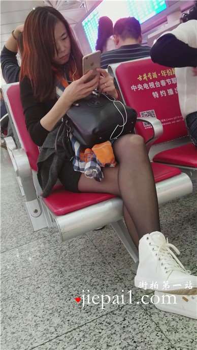 4k-候车室拍摄黑色丝袜美腿美女
