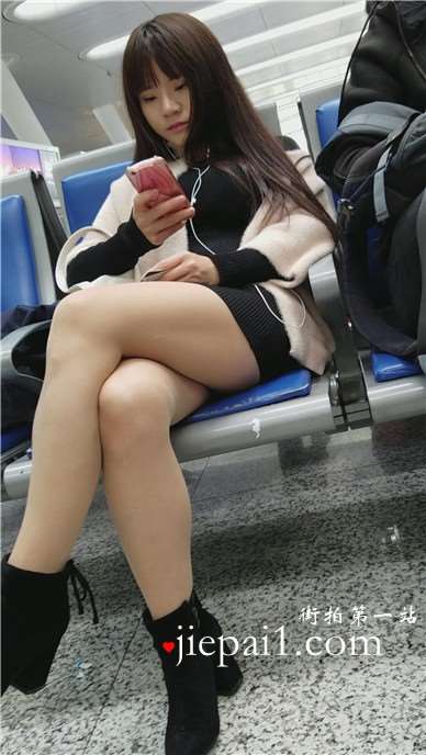 4k-高铁站候车室偶遇长腿高跟鞋甜美小萝莉美女，颜值超...