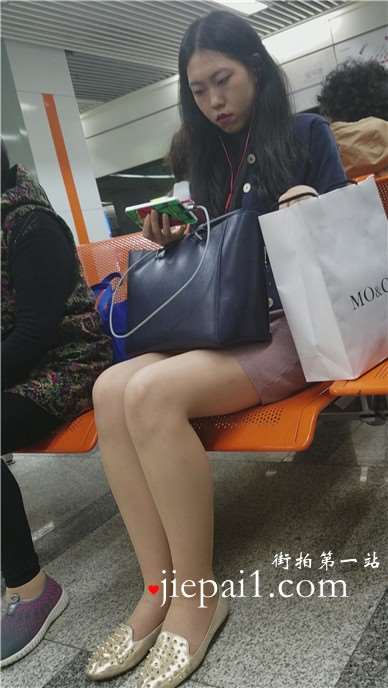 4k-候车室拍摄美腿包臀裙女孩，夹得真紧。
