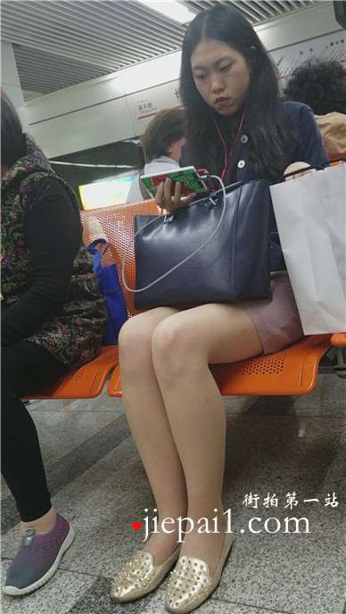 4k-候车室拍摄美腿包臀裙女孩，夹得真紧。