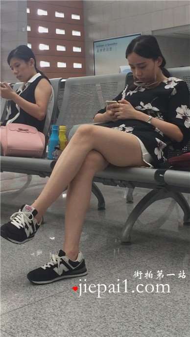 车站候车室偶遇白皙长腿短裙运动鞋美眉。