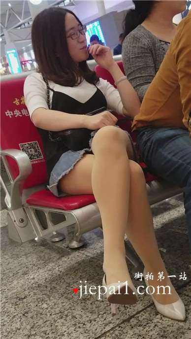 4k-高铁候车室偶遇高跟肉丝美腿眼镜妹，文静小清新。