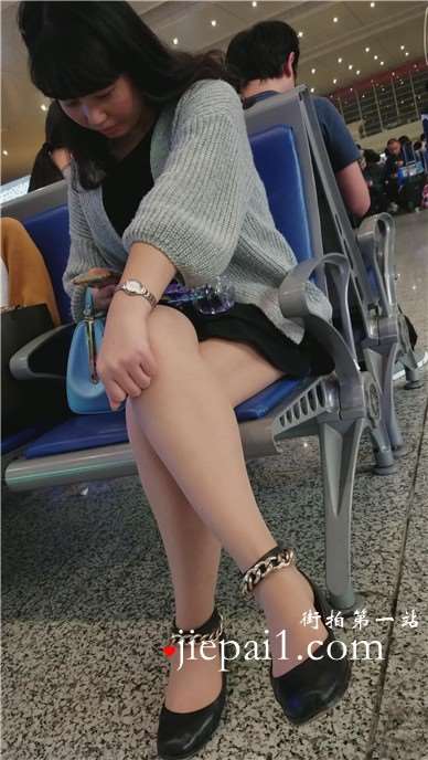 4k-高铁候车室偶遇白皙美腿知性优雅的熟女姐姐。