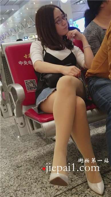 4k-高铁候车室偶遇高跟肉丝美腿眼镜妹，文静小清新。