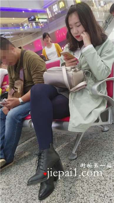 4k-高铁站候车室拍摄深蓝色丝袜打底的小眼睛萌妹子。
