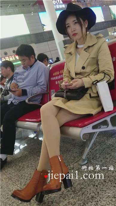 4k-高铁站候车室拍摄长腿肉丝高跟鞋女神，颜值超高。