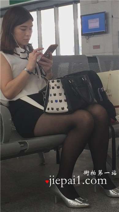 候车室偶遇超美丰满身材黑丝高跟鞋御姐范美女姐姐。