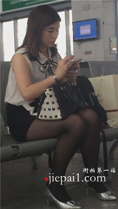 候车室偶遇超美丰满身材黑丝高跟鞋御姐范美女姐姐。