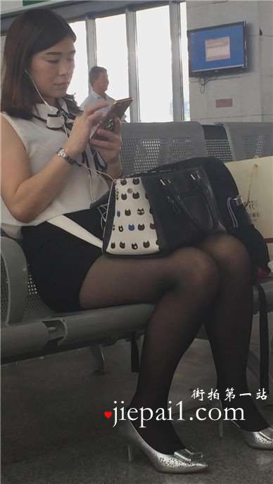 候车室偶遇超美丰满身材黑丝高跟鞋御姐范美女姐姐。