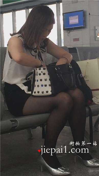 候车室偶遇超美丰满身材黑丝高跟鞋御姐范美女姐姐。
