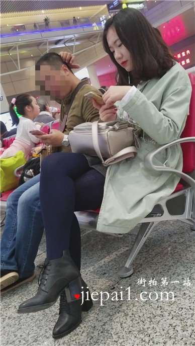4k-高铁站候车室拍摄深蓝色丝袜打底的小眼睛萌妹子。