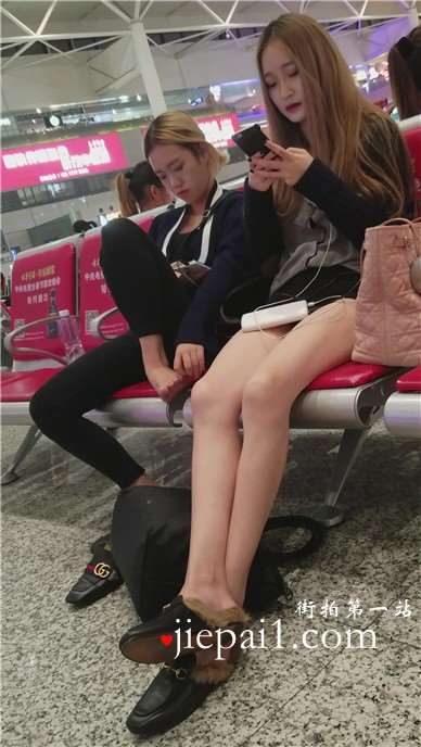 4k-高铁候车室拍摄长腿浓妆小妹妹，身材高挑。