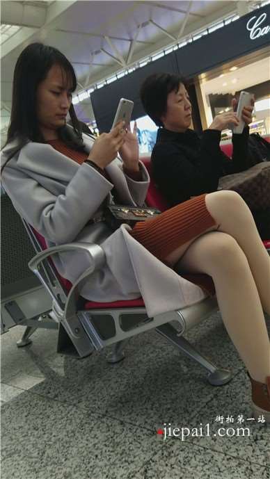 4k-高铁站拍摄美腿肉丝袜美眉