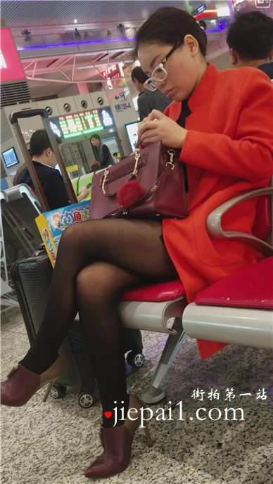 4k-车站候车室拍摄知性优雅名媛美女姐姐。