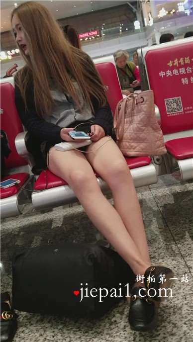 4k-高铁候车室拍摄长腿浓妆小妹妹，身材高挑。
