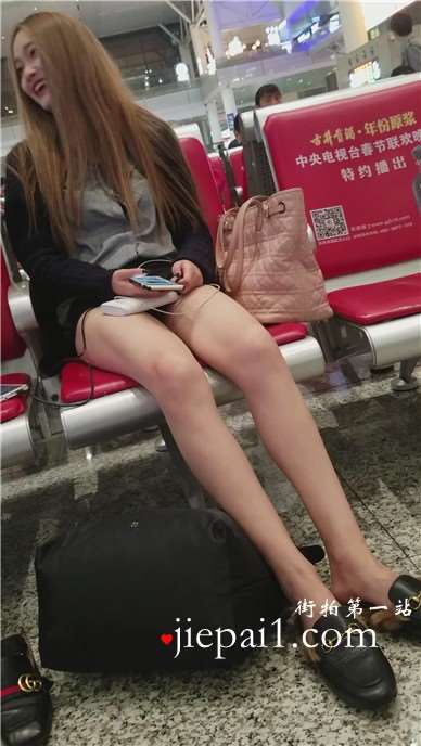 4k-高铁候车室拍摄长腿浓妆小妹妹，身材高挑。