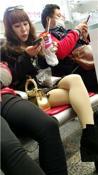 4k-肉色丝袜美腿美女打扮时尚前卫