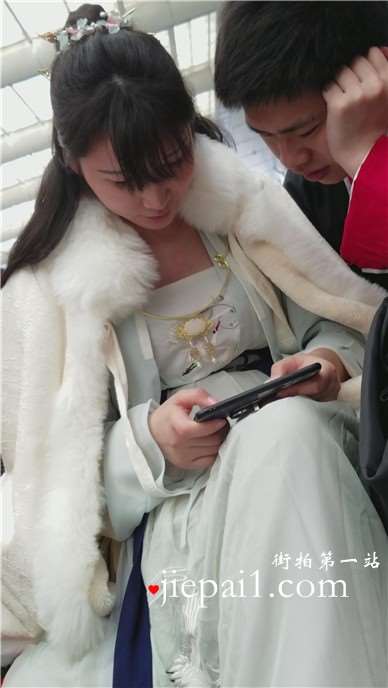 4k-候车室低头玩pad的霸气复古裙小仙女姐姐