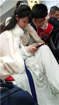 4k-候车室低头玩pad的霸气复古裙小仙女姐姐