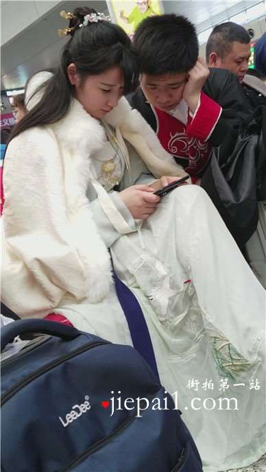 4k-候车室低头玩pad的霸气复古裙小仙女姐姐