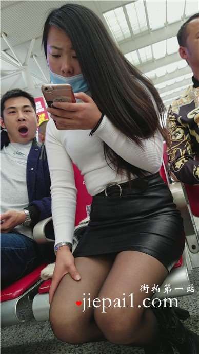 4k-性感黑丝美腿包臀皮裙口罩美女低头玩手机