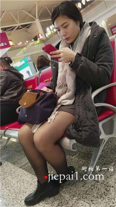 4k-黑丝性感美腿成熟美少妇低头玩手机