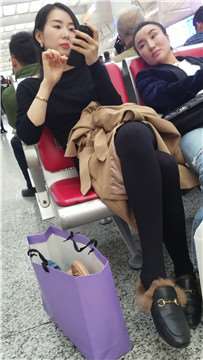 4k-候车室拍摄美腿丝袜打底裤清新女神姐姐