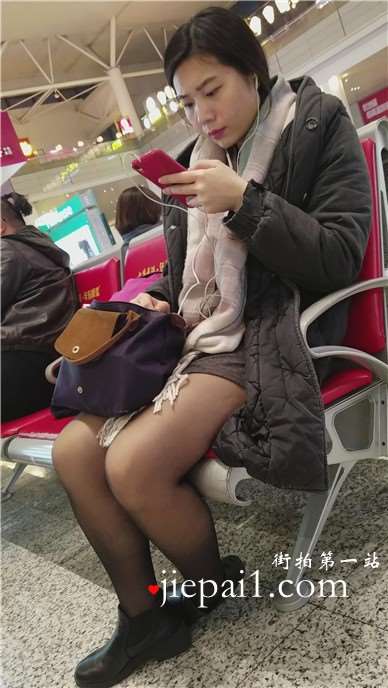 4k-黑丝性感美腿成熟美少妇低头玩手机