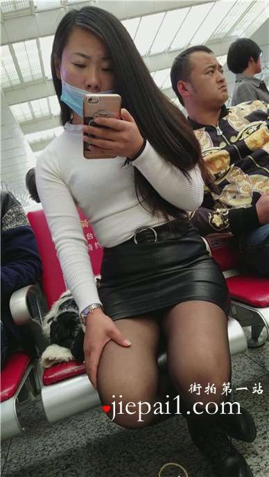 4k-性感黑丝美腿包臀皮裙口罩美女低头玩手机