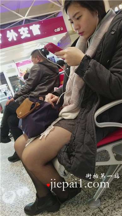 4k-黑丝性感美腿成熟美少妇低头玩手机