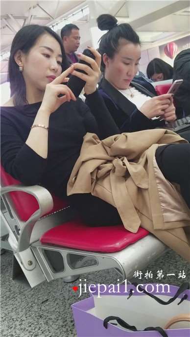 4k-候车室拍摄美腿丝袜打底裤清新女神姐姐