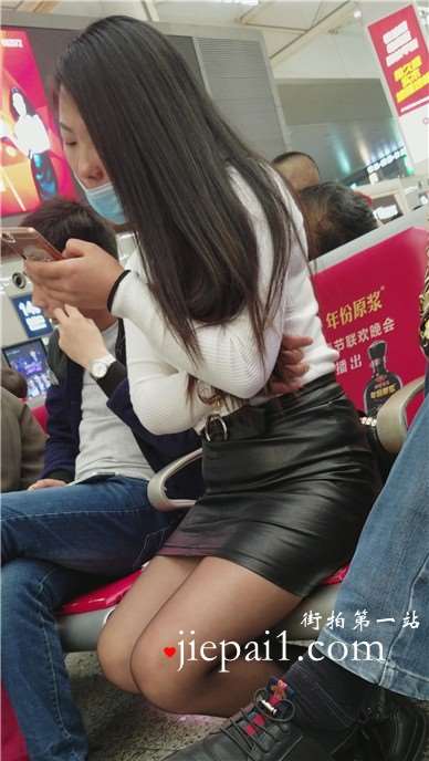 4k-性感黑丝美腿包臀皮裙口罩美女低头玩手机