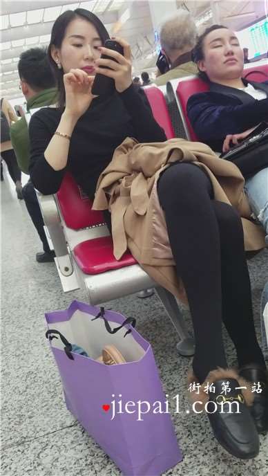 4k-候车室拍摄美腿丝袜打底裤清新女神姐姐